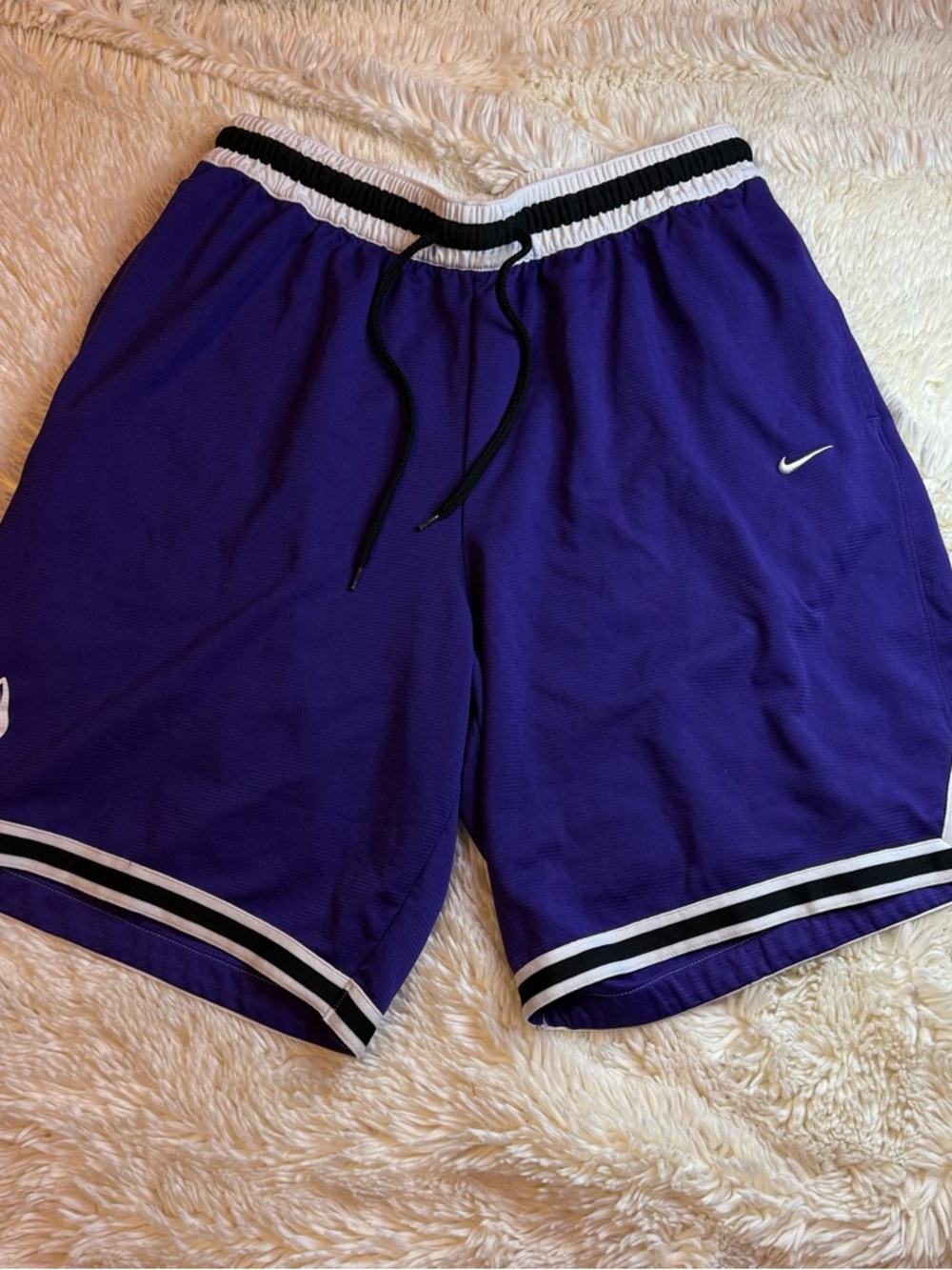Nike Men’s basketball Mesh Shorts XL no liner 10” inseam with zipper side pocket